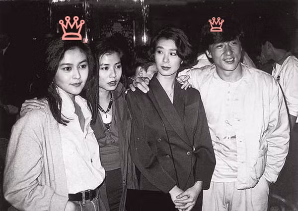 Thành Long (ngoài cùng bên phải) và người đẹp Quan Chi Lâm (ngoài cùng bên trái) với nhiều scandal về mối quan hệ trai gái giữa hai người.