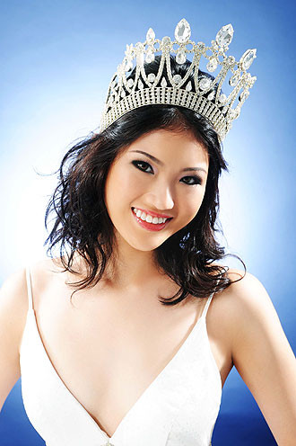 Miss Singapore 2009, Ris Low. Cô bị ví là ‘quốc nhục’ của quốc đảo sư tử khi dính líu đến việc trộm cắp thẻ tín dụng trị giá 6000USD mà theo Ris giải thích, cô làm như vậy do mắc chứng rối loạn lưỡng cực. Cô phải chịu án 2 năm tù treo thậm chí còn bị nghi ngờ là không kiểm soát được bản thân, rối loạn hành vi. Miss Singapore 2009, Ris Low. Cô bị ví là ‘quốc nhục’ của quốc đảo sư tử khi dính líu đến việc trộm cắp thẻ tín dụng trị giá 6000USD mà theo Ris giải thích, cô làm như vậy do mắc chứng rối loạn lưỡng cực. Cô phải chịu án 2 năm tù treo thậm chí còn bị nghi ngờ là không kiểm soát được bản thân, rối loạn hành vi.