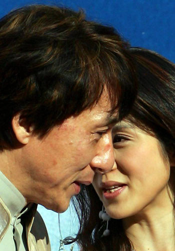 Thành Long bên cạnh nữ diễn viên Dương Thể Ni.