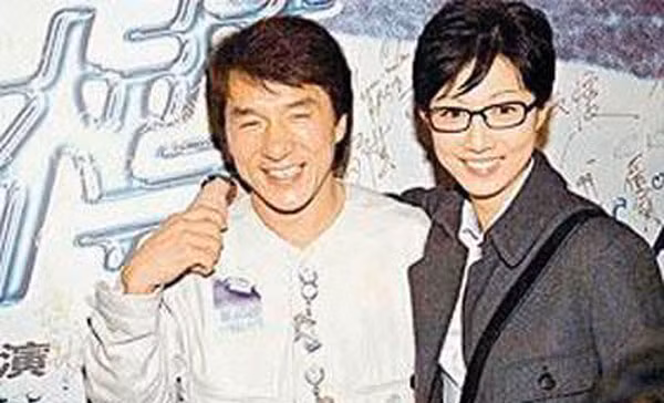 Nữ diễn viên Ngô Kỳ Lợi với cô con gái hiện tại mà theo lời cô thì đó chính là "thành quả" của Thành Long, nhưng cho đến nay vua hài kungfu vẫn từ chối.