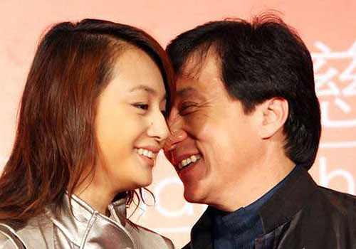 Những cử chỉ và hành động mà Thành Long dành cho nữ diễn viên trẻ Tào Dĩnh.