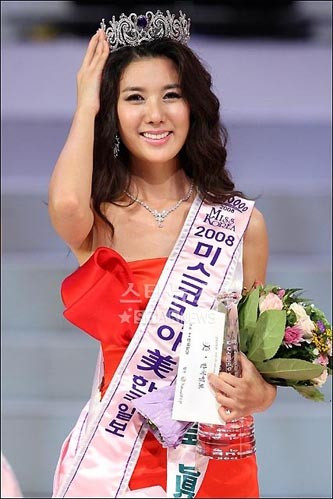 Sau 4 ngày điều tra, BTC đã quyết định tước vương miện và danh hiệu của Kim Hee Kyung. Người đẹp sau đó lên tiếng cho rằng, đây là một quyết định quá nặng nề đối với cô, cô rất buồn chán và thất vọng. Sau 4 ngày điều tra, BTC đã quyết định tước vương miện và danh hiệu của Kim Hee Kyung. Người đẹp sau đó lên tiếng cho rằng, đây là một quyết định quá nặng nề đối với cô, cô rất buồn chán và thất vọng.