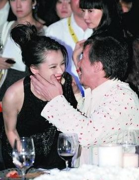 Thành Long và Từ Nhược Tuyên sau khi chúc rượu nhau.