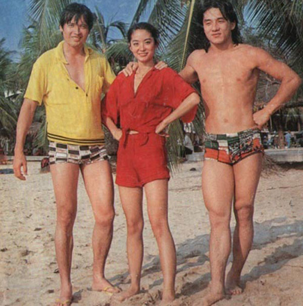 Thành Long (ngoài cùng bên phải) và mỹ nữ Lâm Thanh Hà (giữa) sau thời gian đóng chung phim "Câu chuyện cảnh sát" cũng dính vào nhiều tin đồn tình ái giữa hai người.