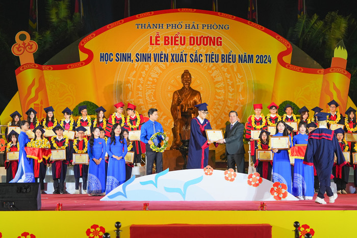 Ông Nguyễn Văn Tùng - Chủ tịch Uỷ ban nhân dân thành phố Hải Phòng và Bí thư Trung ương Đoàn Nguyễn Minh Triết trao Bằng khen và hoa cho học sinh, sinh viên xuất sắc tiêu biểu năm 2024 (Ảnh: ĐT) hp-bieu-duong-3.jpeg