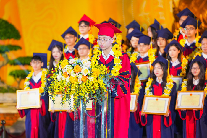 Đại diện học sinh, sinh viên xuất sắc tiêu biểu thành phố năm 2024 phát biểu tại Lễ biểu dương (Ảnh: ĐT) hp-bieu-duong-6.jpeg