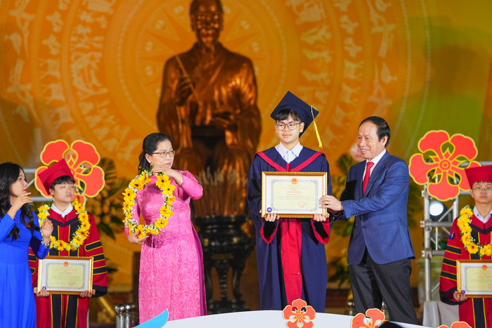 Ông Lê Tiến Châu, Bí thư Thành ủy và Thứ trưởng Bộ Giáo dục và Đào tạo Nguyễn Thị Kim Chi trao Bằng khen và hoa cho học sinh, sinh viên xuất sắc tiêu biểu năm 2024 (Ảnh: ĐT) hp-bieu-duong-2.jpeg