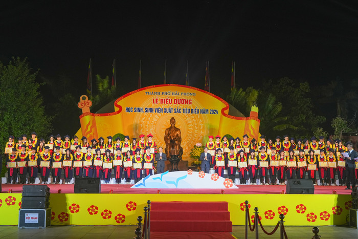 Ông Đỗ Mạnh Hiến - Phó Bí thư thường trực Thành uỷ và ông Lê Anh Quân - Phó Chủ tịch thường trực Uỷ ban nhân dân thành phố trao Bằng khen và vòng hoa cho học sinh, sinh viên xuất sắc tiêu biểu năm 2024. hp-bieu-duong-4.jpeg