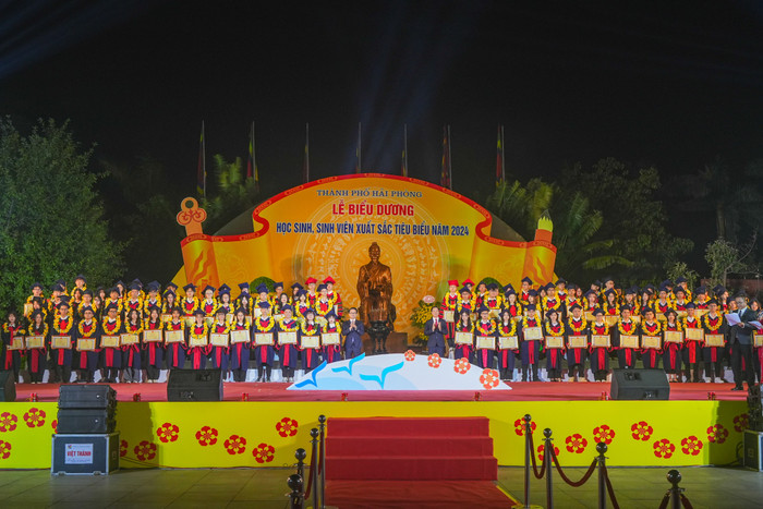 Ông Phạm Văn Lập - Chủ tịch Hội đồng nhân dân thành phố và ông Lê Trí Vũ - Trưởng Ban Tổ chức Thành uỷ trao Bằng khen và vòng hoa cho học sinh, sinh viên xuất sắc tiêu biểu năm 2024. hp-bieu-duong-5.jpeg