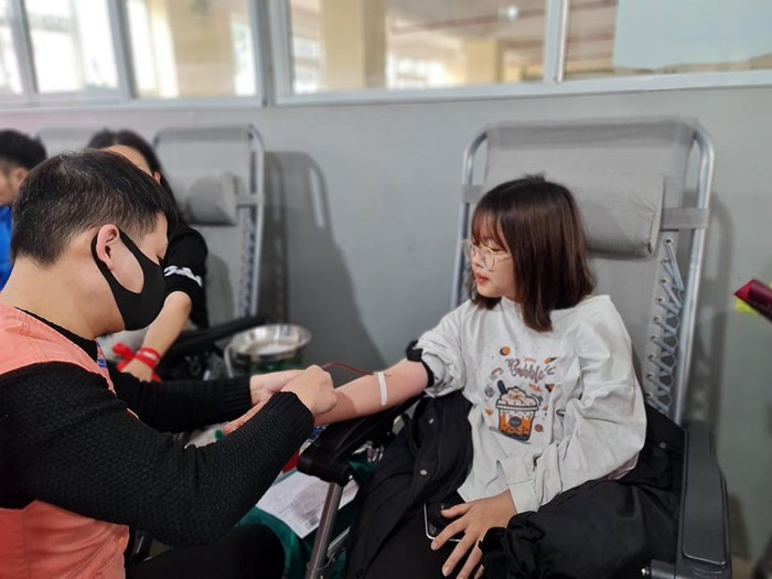 Các bạn sinh viên Trường Đại học Hàng Hải Việt Nam tích cực hưởng ứng chương trình hiến máu cứu người (Ảnh: Lã Tiến) Các bạn sinh viên Trường Đại học Hàng Hải Việt Nam tích cực hưởng ứng chương trình hiến máu cứu người (Ảnh: Lã Tiến)