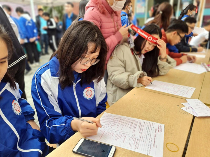 Bạn Hoàng Thị Hằng, sinh viên năm thứ nhất Trường Đại học Hàng Hải Việt Nam lần đầu tiên tham gia hiến máu (Ảnh: Lã Tiến) Bạn Hoàng Thị Hằng, sinh viên năm thứ nhất Trường Đại học Hàng Hải Việt Nam lần đầu tiên tham gia hiến máu (Ảnh: Lã Tiến)