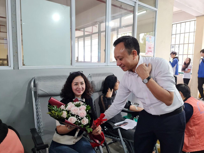 Phó giáo sư, Tiến sĩ Phạm Xuân Dương và chị Cao Thị Hương Giang chia sẻ, việc hiến máu cứu người là việc làm cần thiết, đầy tính nhân văn (Ảnh: Lã Tiến) Phó giáo sư, Tiến sĩ Phạm Xuân Dương và chị Cao Thị Hương Giang chia sẻ, việc hiến máu cứu người là việc làm cần thiết, đầy tính nhân văn (Ảnh: Lã Tiến)