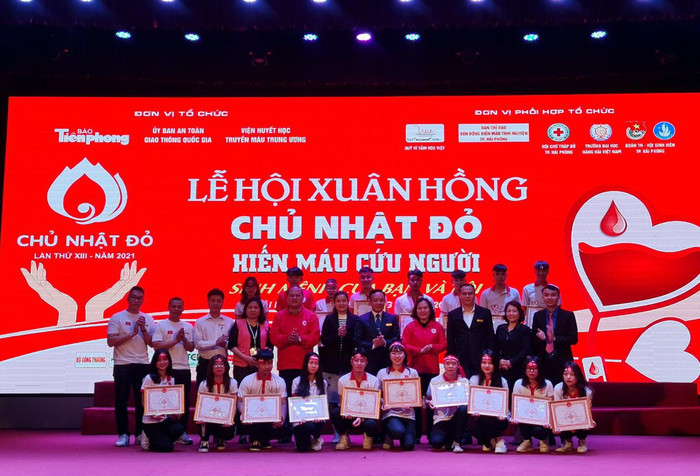 Nhân dịp này, Hội chữ thập đỏ, Thành đoàn Hải Phòng đã trao bằng khen, giấy khen của Bộ Y tế, Ủy ban nhân dân thành phố cho các tập thể, cá nhân nhiệt huyết vận động hiến máu cứu người. (ảnh: Lã Tiến) Nhân dịp này, Hội chữ thập đỏ, Thành đoàn Hải Phòng đã trao bằng khen, giấy khen của Bộ Y tế, Ủy ban nhân dân thành phố cho các tập thể, cá nhân nhiệt huyết vận động hiến máu cứu người. (ảnh: Lã Tiến)