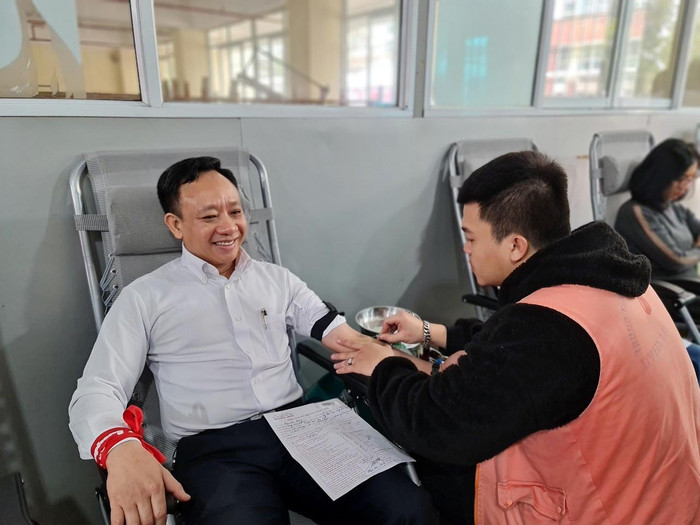 Hiệu trưởng Trường Đại học Hàng hải Việt Nam cho biết, ông cảm thấy rất vui, rất vinh dự và tự hào khi được tham gia hiến máu (Ảnh: Lã Tiến) Hiệu trưởng Trường Đại học Hàng hải Việt Nam cho biết, ông cảm thấy rất vui, rất vinh dự và tự hào khi được tham gia hiến máu (Ảnh: Lã Tiến)