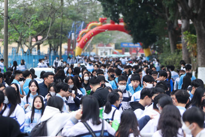 Hàng nghìn học sinh trung học phổ thông có mặt tại Trường Đại học Hàng hải từ rất sớm tham gia chương trình tư vấn tuyển sinh - hướng nghiệp (Ảnh: NK) GDVN_ts-hp-9.jpg