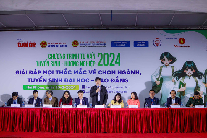Các chuyên gia tư vấn tham dự chương trình (Ảnh: NK) GDVN_ts-hp-3.jpg