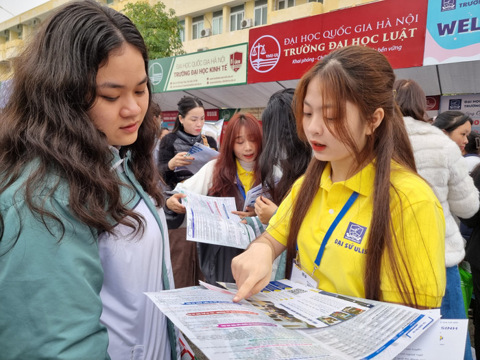 Các em học sinh tìm hiểu thông tin các trường đại học yêu thích (Ảnh: Lã Tiến) GDVN_ts-hp-7.jpg
