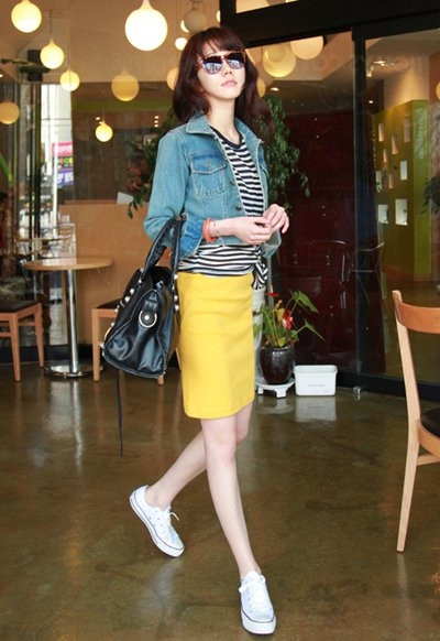 Khi tới công sở: Khi chọn chân váy bút chì cho những ngày tới công sở bạn nên chọn chân váy có màu nude – màu phù hợp nhất với môi trường công sở. Kết hợp với áo sơ mi là sự chọn hàng đầu của đa số phái đẹp. Xêm thêm: Thời trang công sở/ Váy xinh chào hè 2012