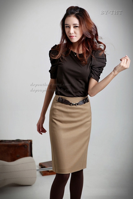 Chất liệu được sử dụng cũng đa dạng, thích hợp cho từng mùa, đặc biệt, khi mùa lạnh tới, len, dạ... hay những loại vải dày dặn được sử dụng nhiều, mang lại cảm giác ấm áp. Xêm thêm: Thời trang công sở/ Váy xinh chào hè 2012