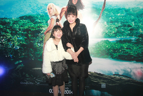 Hai mẹ con chụp ảnh để kỉ niệm Hai mẹ con chụp ảnh để kỉ niệm