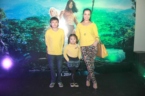 Các con của Thúy Hằng tỏ ra rất thích thú với bộ phim. Đặc biệt là hình ảnh 3D tuyệt đẹp với những góc quay lung linh trong phim Tarzan. Các con của Thúy Hằng tỏ ra rất thích thú với bộ phim. Đặc biệt là hình ảnh 3D tuyệt đẹp với những góc quay lung linh trong phim Tarzan.