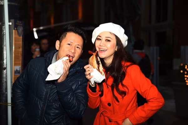 'Sự thực là tôi và anh Kiều là những người bạn khá thân thiết, tôi chỉ chăm sóc anh ấy với vai trò là một người bạn, người em chào đón người thân khi trở về nhà mà thôi'.