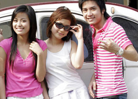 Diễm Hằng (ở giữa) cùng với Hoàng Thùy Linh và Mạnh Quân trong Nhật ký Vàng Anh