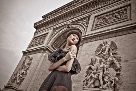 Diện những bộ trang phục trong bộ sưu tập “Black Rose” của quán quân cuộc thi Project Runway mùa giải đầu tiên Hoàng Minh Hà, Kha Mỹ Vân hóa thân thành một quí cô quyến rũ và sang trọng. Diện những bộ trang phục trong bộ sưu tập “Black Rose” của quán quân cuộc thi Project Runway mùa giải đầu tiên Hoàng Minh Hà, Kha Mỹ Vân hóa thân thành một quí cô quyến rũ và sang trọng.