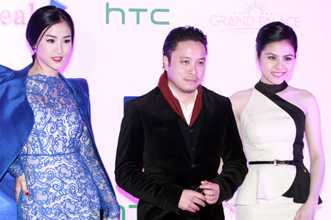 Tối qua (14/1), đạo diễn Victor Vũ đã cùng hai nhân vật trong hội 'quả phụ áo đen' do Vân Trang và Maya thủ vai đã ra Hà Nội để tham dự buổi họp báo ra mắt phim Cô dâu đại chiến 2. Sự xuất hiện của bộ 3 này đã thu hút sự chú ý của hàng trăm người có mặt ở rạp phim Quốc gia. Tối qua (14/1), đạo diễn Victor Vũ đã cùng hai nhân vật trong hội 'quả phụ áo đen' do Vân Trang và Maya thủ vai đã ra Hà Nội để tham dự buổi họp báo ra mắt phim Cô dâu đại chiến 2. Sự xuất hiện của bộ 3 này đã thu hút sự chú ý của hàng trăm người có mặt ở rạp phim Quốc gia.