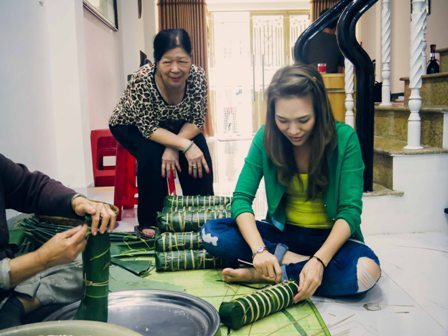 Cứ đến dịp Tết, Mỹ Tâm lại trở về nhà và tự tay gói bánh tét đón Tết Cứ đến dịp Tết, Mỹ Tâm lại trở về nhà và tự tay gói bánh tét đón Tết