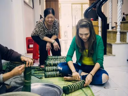 Cứ đến dịp Tết, Mỹ Tâm lại trở về nhà và tự tay gói bánh tét đón Tết