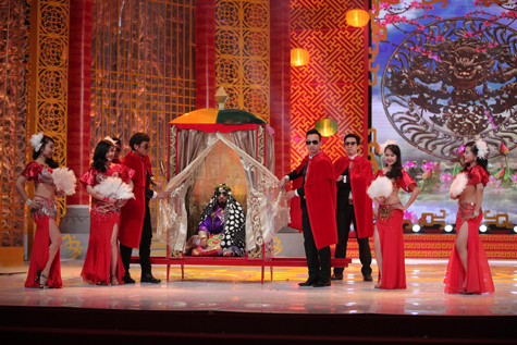 Diễn viên Quang Thắng gây bất ngờ với khán giả có mặt tại Cung Văn hóa Hữu nghị Việt Xô khi hóa thân thành &apos;trai đẹp&apos; bị trục xuất.