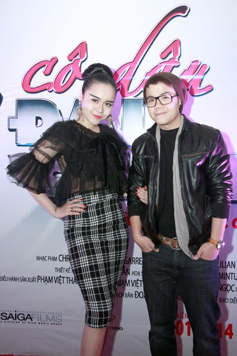 Ca sĩ Đinh Mạnh Ninh và 'yêu nữ hàng hiệu' cũng đến xem phim Ca sĩ Đinh Mạnh Ninh và 'yêu nữ hàng hiệu' cũng đến xem phim