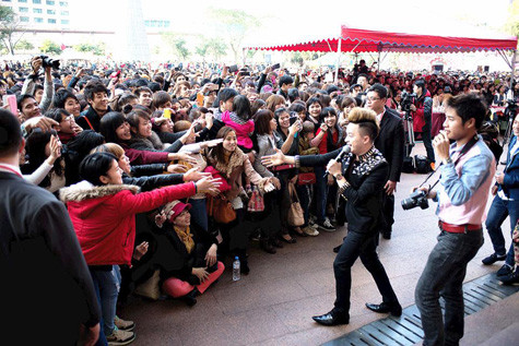 Nam ca sĩ đã thể hiện lại nhiều ca khúc quen thuộc của mình như: Anh sai rồi, Con đường mưa, Pha lê tím... Nam ca sĩ đã thể hiện lại nhiều ca khúc quen thuộc của mình như: Anh sai rồi, Con đường mưa, Pha lê tím...