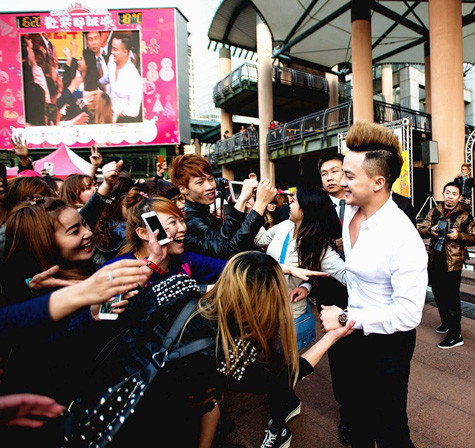 Nam ca sĩ cũng thể hiện sự thân thiện của mình khi giao lưu và chụp ảnh với khán giả Nam ca sĩ cũng thể hiện sự thân thiện của mình khi giao lưu và chụp ảnh với khán giả