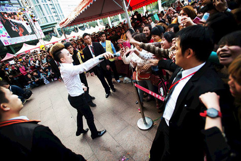 Tại đây, nam ca sĩ 'Con đường mưa' đã nhận được sự quan tâm đặc biệt của hàng nghìn khán giả Tại đây, nam ca sĩ 'Con đường mưa' đã nhận được sự quan tâm đặc biệt của hàng nghìn khán giả