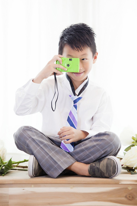 Cậu bé vừa vào lớp một nên tính cách vẫn còn rất hay nhõng nhẽo Cậu bé vừa vào lớp một nên tính cách vẫn còn rất hay nhõng nhẽo