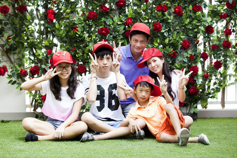 Gia đình Thu Hoài đã có những khoảnh khắc đáng yêu, và hạnh phúc khi thực hiện bộ ảnh này. Gia đình Thu Hoài đã có những khoảnh khắc đáng yêu, và hạnh phúc khi thực hiện bộ ảnh này.