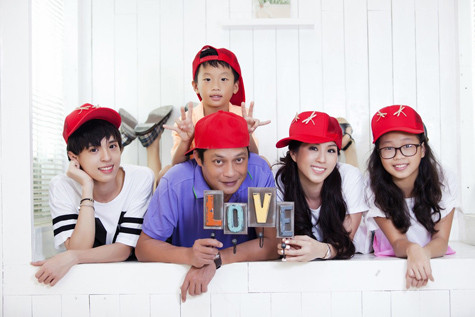 Chồng hoa hậu Thu Hoài là một doanh nhân thành đạt chuyên về lĩnh vực máy móc, mỹ phẩm làm đẹp. Chồng hoa hậu Thu Hoài là một doanh nhân thành đạt chuyên về lĩnh vực máy móc, mỹ phẩm làm đẹp.