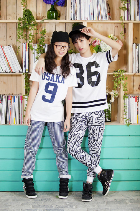 Cậu con trai lớn của Thu Hoài sở hữu ngoại hình như trai Hàn Quốc và luôn thể hiện mình là anh cả trong gia đình. Cậu con trai lớn của Thu Hoài sở hữu ngoại hình như trai Hàn Quốc và luôn thể hiện mình là anh cả trong gia đình.