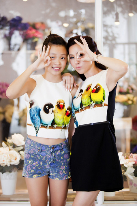 Cô con gái lớn của Hoa hậu Thu Hoài đã cao gần bằng mẹ Cô con gái lớn của Hoa hậu Thu Hoài đã cao gần bằng mẹ