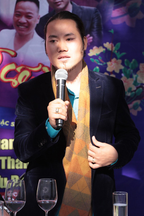 Chia sẻ trong buổi họp báo về hai đĩa hài mới phát hành là 'Kỳ phùng địch thủ 2' và 'Xuân này con sẽ về', Vượng Râu cho biết, anh và ekip đã dành rất nhiều tiền bạc và tâm huyết cho từng cảnh quay. Riêng việc đầu tư phục trang cho diễn viên quần chúng đã lên tới 1 triệu/1 bộ. Trong đĩa 'Kỳ phùng địch thủ 2', anh đã dựng hẳn một cái chợ thời xưa ở Nam Định để quay, chính vì thế mà Vượng Râu rất kì vọng đĩa hài này sẽ làm thỏa mãn khán giả yêu hài kịch trong những ngày Tết. Chia sẻ trong buổi họp báo về hai đĩa hài mới phát hành là 'Kỳ phùng địch thủ 2' và 'Xuân này con sẽ về', Vượng Râu cho biết, anh và ekip đã dành rất nhiều tiền bạc và tâm huyết cho từng cảnh quay. Riêng việc đầu tư phục trang cho diễn viên quần chúng đã lên tới 1 triệu/1 bộ. Trong đĩa 'Kỳ phùng địch thủ 2', anh đã dựng hẳn một cái chợ thời xưa ở Nam Định để quay, chính vì thế mà Vượng Râu rất kì vọng đĩa hài này sẽ làm thỏa mãn khán giả yêu hài kịch trong những ngày Tết.