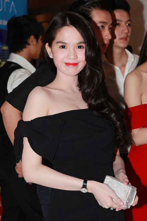 Cô nổi bật khi diện đầm đen khoe làn da trắng muốt