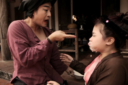 Một cảnh trong phim giữa Minh Quân và Dương Hoàng Yến. Khi đóng cảnh này, Dương Hoàng Yến bị Minh Quân đánh không thương tiếc. Một cảnh trong phim giữa Minh Quân và Dương Hoàng Yến. Khi đóng cảnh này, Dương Hoàng Yến bị Minh Quân đánh không thương tiếc.