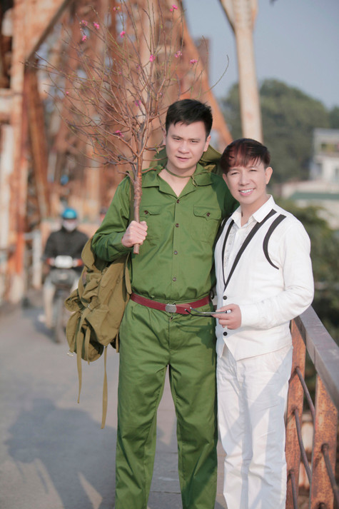 Trong MV năm ngoái, diễn viên Công Dũng đóng vai 'chồng' của Long Nhật còn trong năm 2014, anh trở thành chú bộ đội trở về thăm nhà