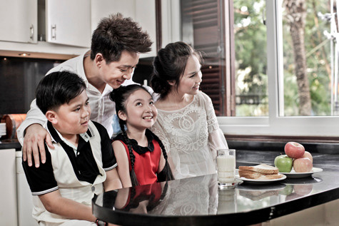 Nội dung ca khúc nói về tình cảm yêu thương gia đình. Người cha (Tuấn Hưng) đi công tác nhưng lúc nào cũng thương nhớ về gia đình. Người mẹ (Hiền Thục) rất mực thương yêu, chăm sóc chu toàn cho các con để chồng ở xa không phải lo lắng. Nội dung ca khúc nói về tình cảm yêu thương gia đình. Người cha (Tuấn Hưng) đi công tác nhưng lúc nào cũng thương nhớ về gia đình. Người mẹ (Hiền Thục) rất mực thương yêu, chăm sóc chu toàn cho các con để chồng ở xa không phải lo lắng.