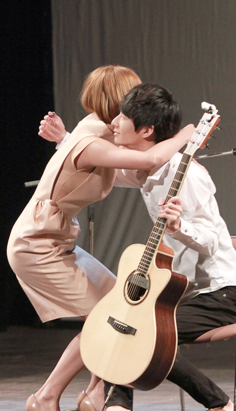 Văn Mai Hương ôm chặt thần đồng âm nhạc Sungha Jung. Photo: Hải Hà Nội Văn Mai Hương ôm chặt thần đồng âm nhạc Sungha Jung. Photo: Hải Hà Nội