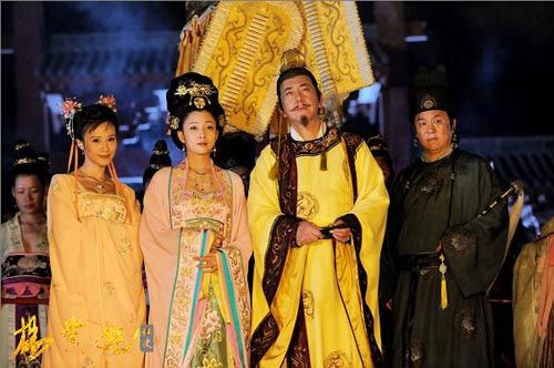 Lý Long Cơ (Trịnh Thiếu Thu) và Dương Quý Phi (Ân Đào) phim “Dương Quý Phi mật sử”. Lý Long Cơ (Trịnh Thiếu Thu) và Dương Quý Phi (Ân Đào) phim “Dương Quý Phi mật sử”.