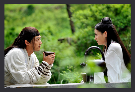 Dịch Tiểu Xuyên/Dịch Mông (Hồ Ca) và Công chúa Ngọc Thấu/Lệ Phi (Bạch Băng) phim “Thần thoại”. Dịch Tiểu Xuyên/Dịch Mông (Hồ Ca) và Công chúa Ngọc Thấu/Lệ Phi (Bạch Băng) phim “Thần thoại”.