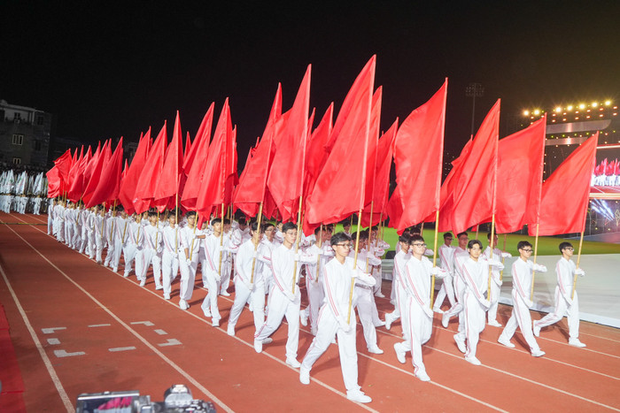 Đội hồng kỳ tiến qua lễ đài (Ảnh: ĐT) hkpd-2.jpeg